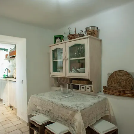 아파트 Small Antique