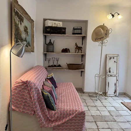 아파트 Small Antique